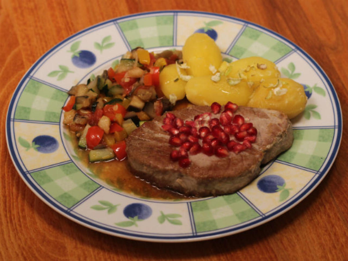 Bilder für Thunfisch-Medaillons mit Ratatouille-Gemüse und Zitronen-Kartoffeln - Rezept