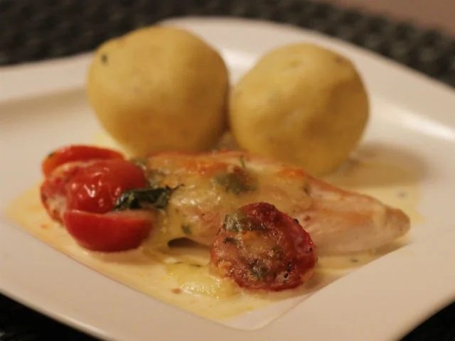 Mozzarella-Hähnchen mit mediterranen Klößen - Rezept