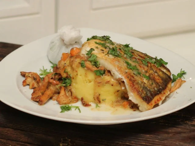 Rezept: Zander umschmeichelt von Kräutern auf Kartoffelstampf-Pfifferling-Bett Zander umschmeichelt von Kräutern auf Kartoffelstampf-Pfifferling-Bett - Rezept