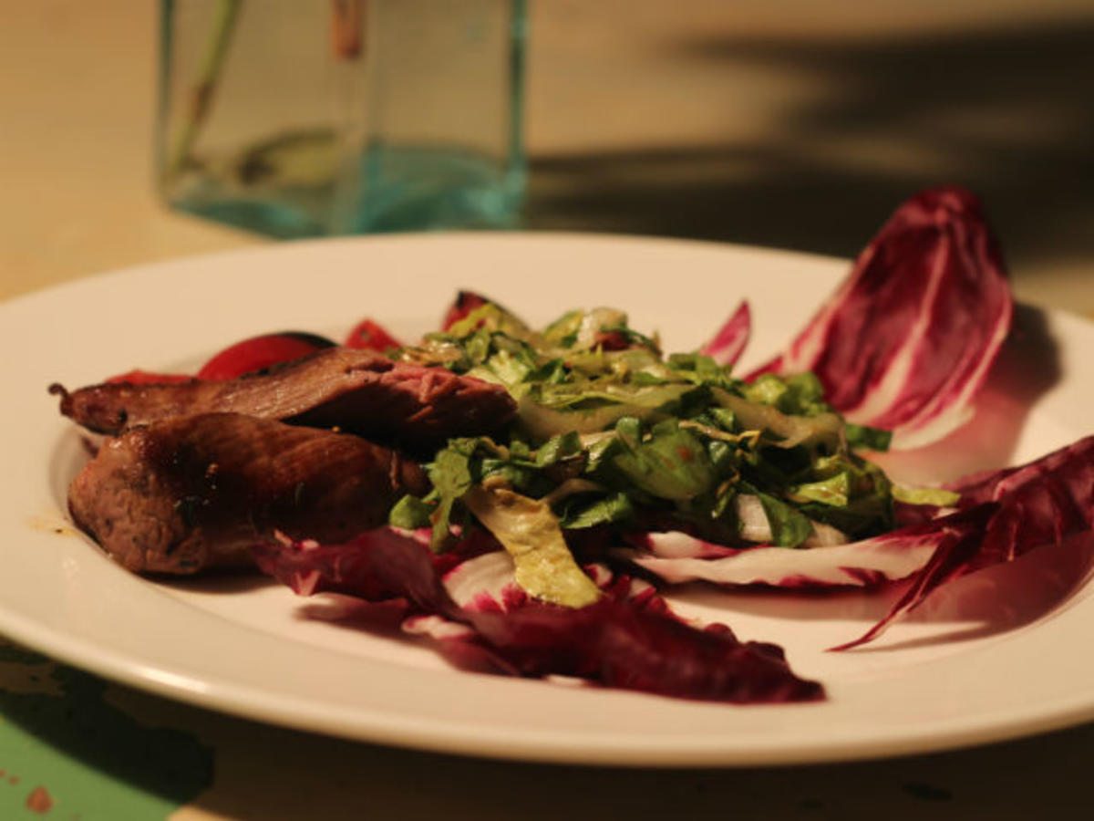 Bilder für Endiviensalat mit Liebstöckel, Speck und Lammfilet - Rezept