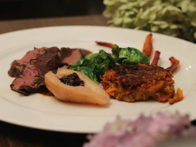 Hirschfilet mit Juis, Süßkartoffel und Rosenkohlblätter - Rezept