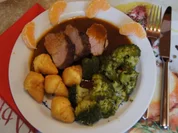 Würziges Schweinefilet mit pikanter Sauce, Brokkoli und knusper Kroketten - Rezept - Bild Nr. 1327