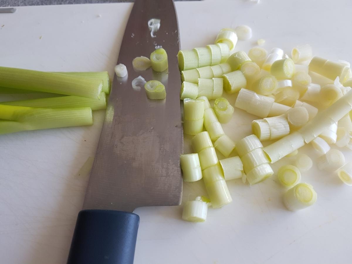 Gemüsiger Fleischsalat u. frisch gebackenem Klumpenbrötchen - Rezept - Bild Nr. 1331