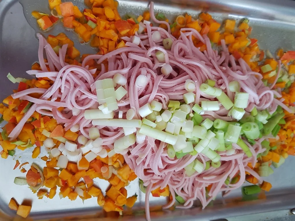 Gemüsiger Fleischsalat u. frisch gebackenem Klumpenbrötchen - Rezept - Bild Nr. 1332