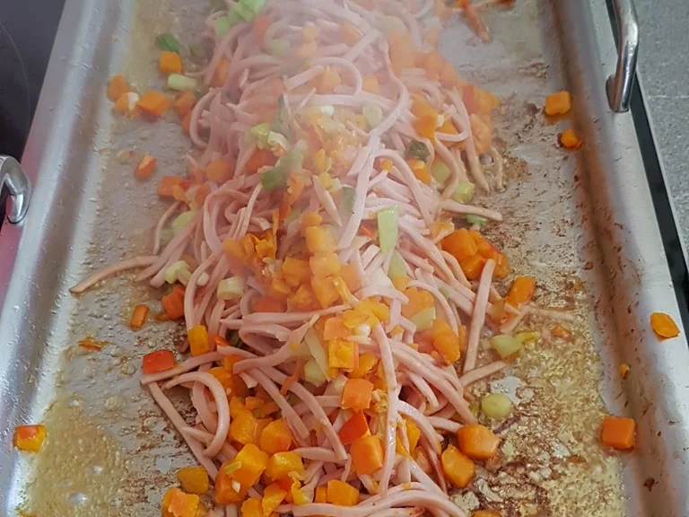 Gemüsiger Fleischsalat u. frisch gebackenem Klumpenbrötchen - Rezept - Bild Nr. 1333