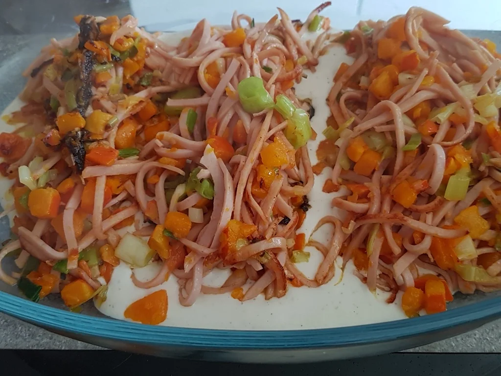 Gemüsiger Fleischsalat u. frisch gebackenem Klumpenbrötchen - Rezept - Bild Nr. 1336