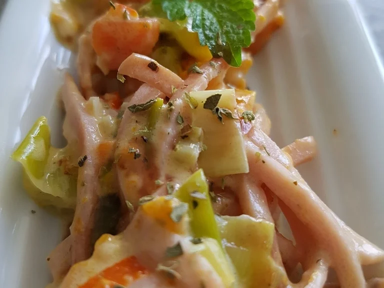 Gemüsiger Fleischsalat u. frisch gebackenem Klumpenbrötchen - Rezept - Bild Nr. 1341