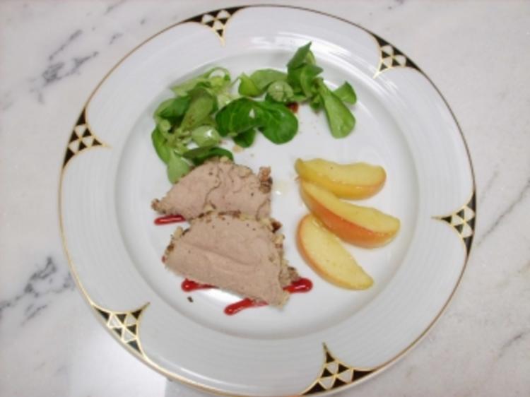 Geflügelleberparfait im Walnussmantel mit Apfel Spalten - 354 kcal/100g