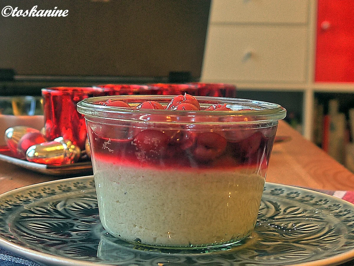 Rezept: Marzipan-Grießflammerie mit Tonkabohne und Schattenmorellen Bild Nr. 1344 Marzipan-Grießflammerie mit Tonkabohne und Schattenmorellen - Rezept - Bild Nr. 1344