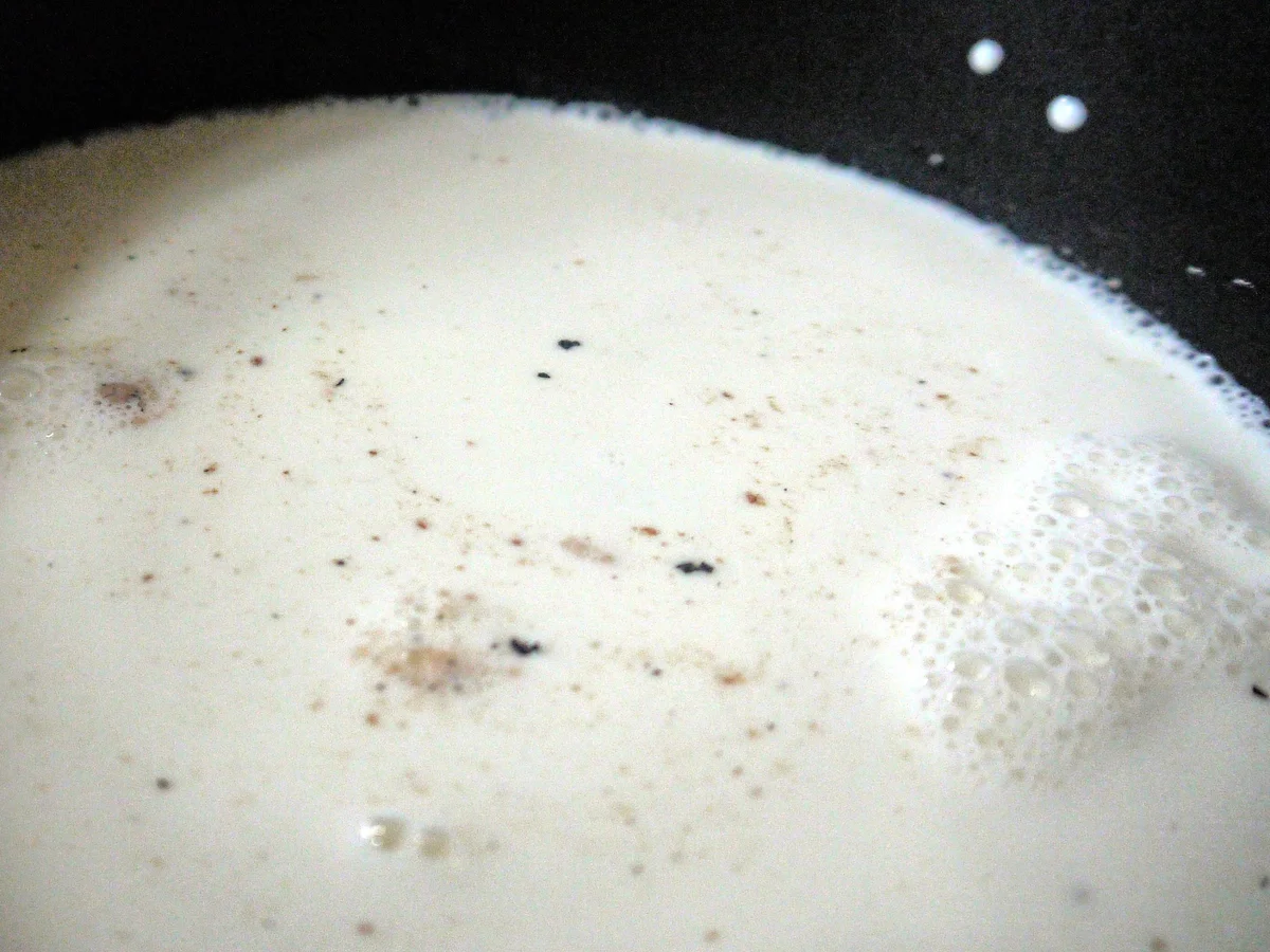 Rezept: Marzipan-Grießflammerie mit Tonkabohne und Schattenmorellen Bild Nr. 1348 Marzipan-Grießflammerie mit Tonkabohne und Schattenmorellen - Rezept - Bild Nr. 1348