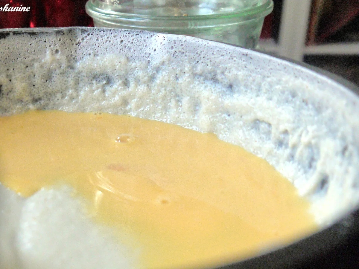 Rezept: Marzipan-Grießflammerie mit Tonkabohne und Schattenmorellen Bild Nr. 1350 Marzipan-Grießflammerie mit Tonkabohne und Schattenmorellen - Rezept - Bild Nr. 1350