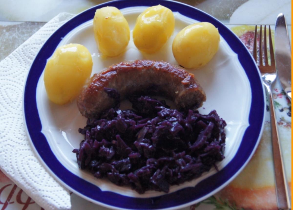 Bilder für Schwartenwurst mit Ananas-Apfel-Rotkohl und kleinen Pellkartoffeln - Rezept