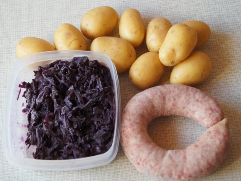 Rezept: Schwartenwurst mit Ananas-Apfel-Rotkohl und kleinen Pellkartoffeln Bild Nr. 1349 Schwartenwurst mit Ananas-Apfel-Rotkohl und kleinen Pellkartoffeln - Rezept - Bild Nr. 1349