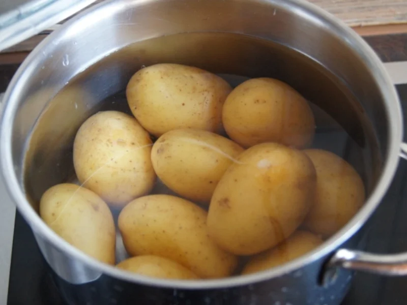 Rezept: Schwartenwurst mit Ananas-Apfel-Rotkohl und kleinen Pellkartoffeln Bild Nr. 1354 Schwartenwurst mit Ananas-Apfel-Rotkohl und kleinen Pellkartoffeln - Rezept - Bild Nr. 1354