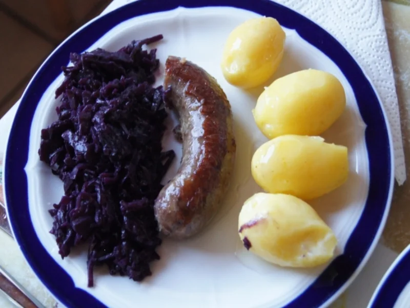 Rezept: Schwartenwurst mit Ananas-Apfel-Rotkohl und kleinen Pellkartoffeln Bild Nr. 1355 Schwartenwurst mit Ananas-Apfel-Rotkohl und kleinen Pellkartoffeln - Rezept - Bild Nr. 1355