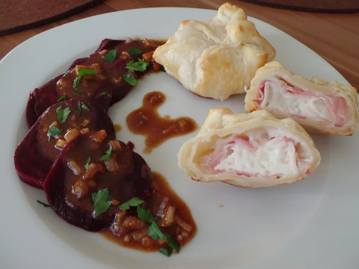 Rezept: Gefüllte Blätterteig-Päckchen mit Ziegenkäse und Bacon .Mit Rote-Bete-Salat Bild Nr. 1329 Gefüllte Blätterteig-Päckchen mit Ziegenkäse und Bacon .Mit Rote-Bete-Salat - Rezept - Bild Nr. 1329