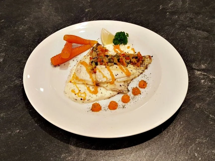 Gebratene Scholle auf Selleriepüree mit mediterranen Gemüsebrunoise - Rezept