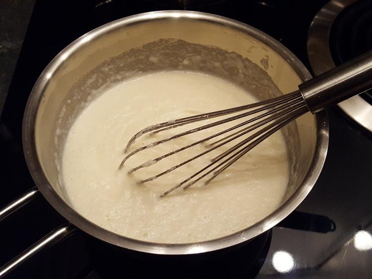 Gebratene Scholle auf Selleriepüree mit mediterranen Gemüsebrunoise