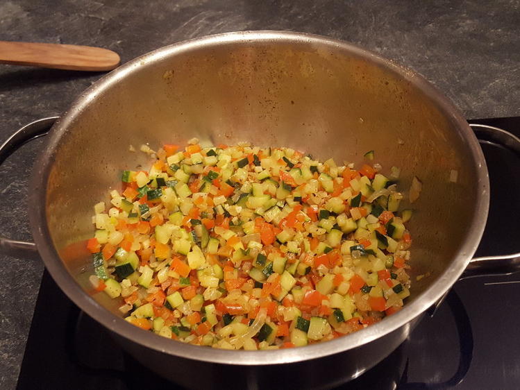 Gebratene Scholle auf Selleriepüree mit mediterranen Gemüsebrunoise