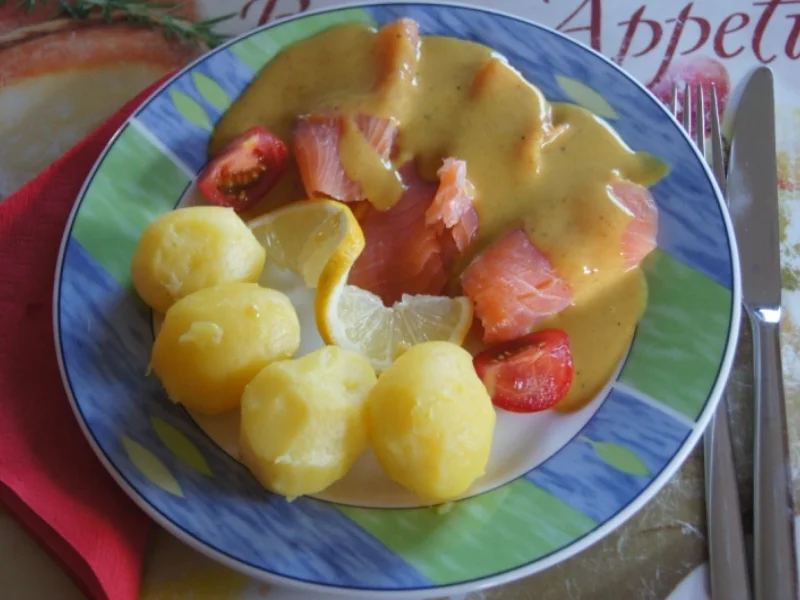 Rezept: Räucherlachs mit Honig-Senf-Sauce und kleinen Pellkartoffeln Bild Nr. 1336 Räucherlachs mit Honig-Senf-Sauce und kleinen Pellkartoffeln - Rezept - Bild Nr. 1336