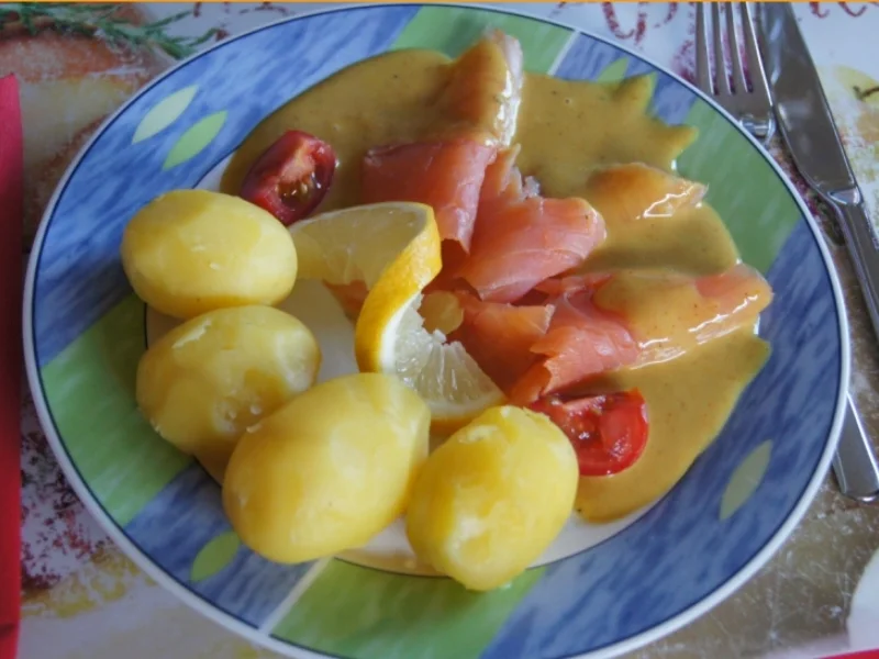 Rezept: Räucherlachs mit Honig-Senf-Sauce und kleinen Pellkartoffeln Bild Nr. 1341 Räucherlachs mit Honig-Senf-Sauce und kleinen Pellkartoffeln - Rezept - Bild Nr. 1341