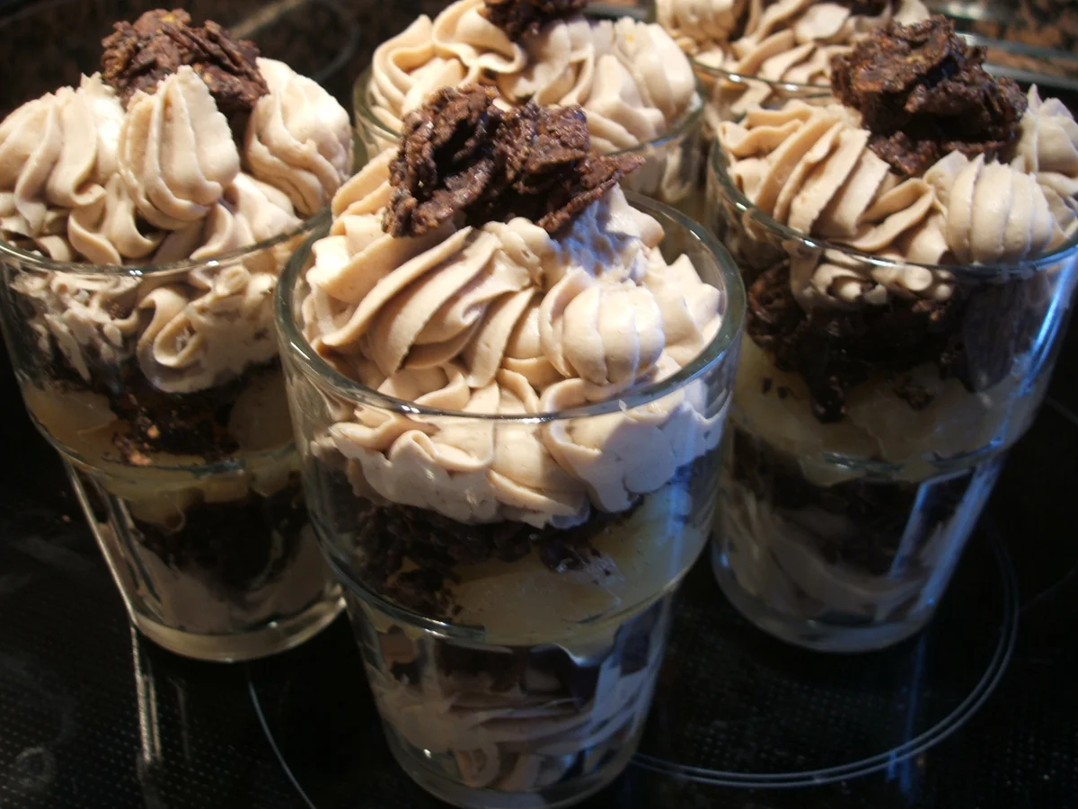 Dessert: Aufgeschlagenes Nougat-Pannacotta mit Schoko-Flakes und Apfelkompott - Rezept - Bild Nr. 1336