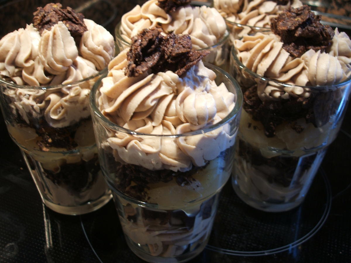 Dessert: Aufgeschlagenes Nougat Pannacotta mit Schoko Flakes und ... Dessert: Aufgeschlagenes Nougat Pannacotta mit Schoko Flakes und ...