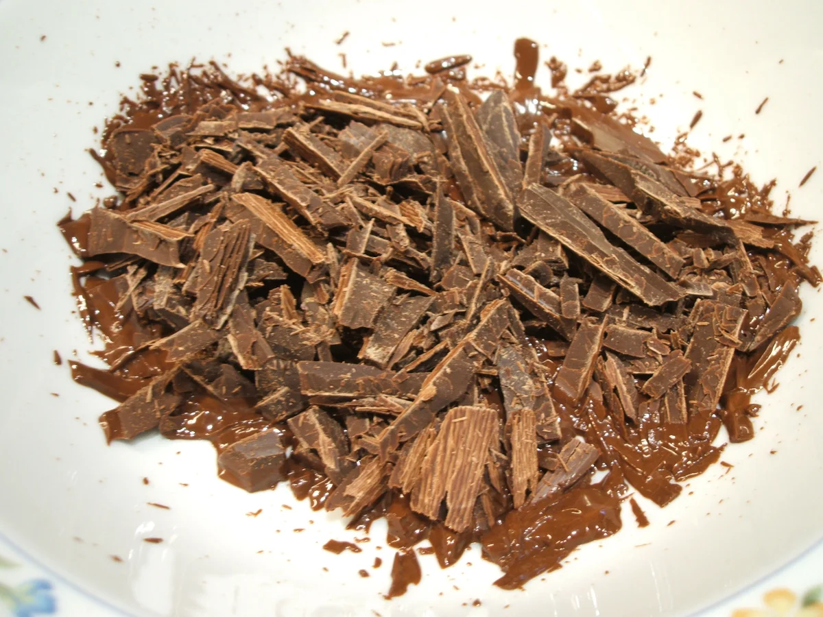 Dessert: Aufgeschlagenes Nougat-Pannacotta mit Schoko-Flakes und Apfelkompott - Rezept - Bild Nr. 1337