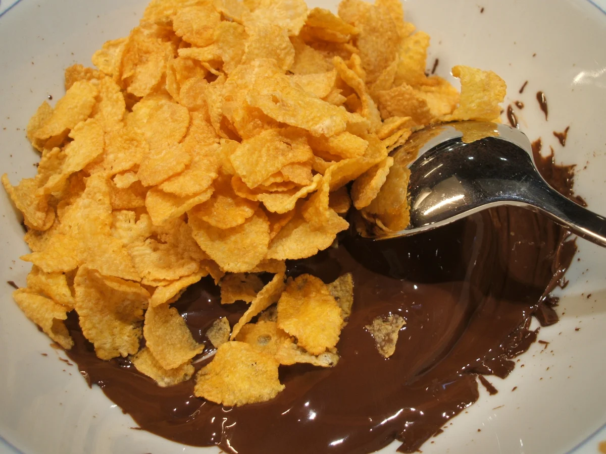 Dessert: Aufgeschlagenes Nougat-Pannacotta mit Schoko-Flakes und Apfelkompott - Rezept - Bild Nr. 1338