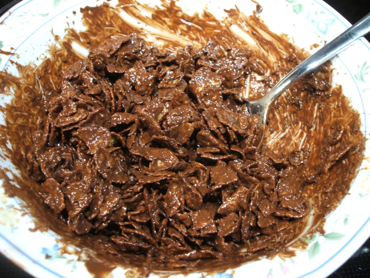 Dessert: Aufgeschlagenes Nougat-Pannacotta mit Schoko-Flakes und Apfelkompott - Rezept - Bild Nr. 1339