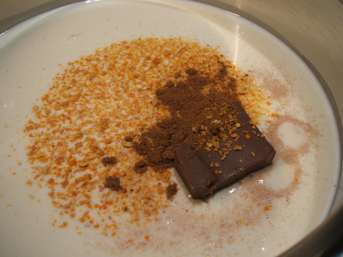Dessert: Aufgeschlagenes Nougat Pannacotta mit Schoko Flakes und ...