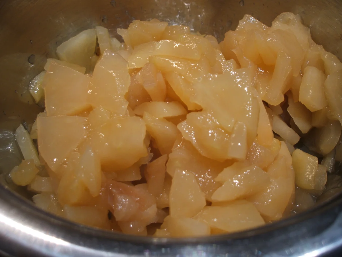 Dessert: Aufgeschlagenes Nougat-Pannacotta mit Schoko-Flakes und Apfelkompott - Rezept - Bild Nr. 1343