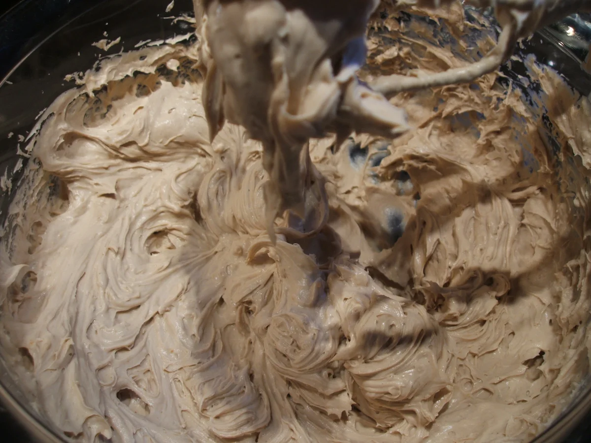 Dessert: Aufgeschlagenes Nougat-Pannacotta mit Schoko-Flakes und Apfelkompott - Rezept - Bild Nr. 1344