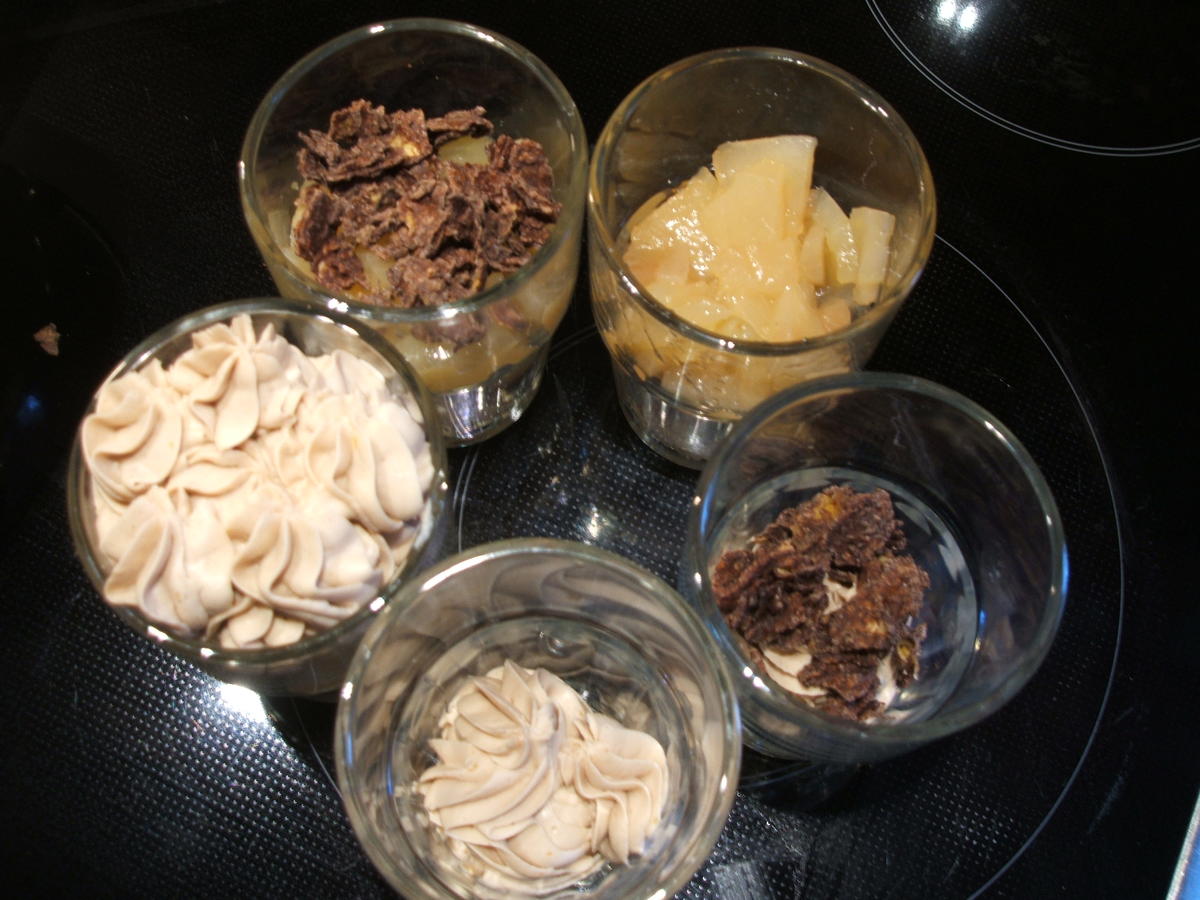 Dessert: Aufgeschlagenes Nougat-Pannacotta mit Schoko-Flakes und Apfelkompott - Rezept - Bild Nr. 1345