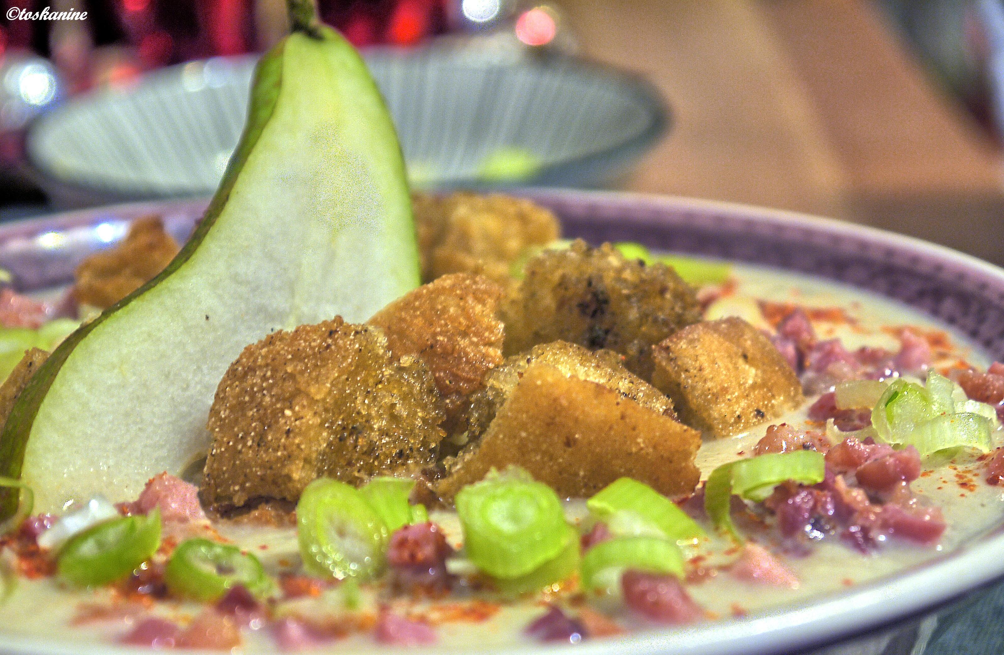 Bilder für Sellerie-Birnensuppe mit Speck und Croutons - Rezept