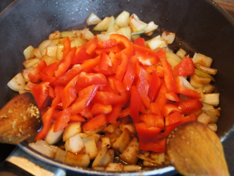Paprika-Zwiebel-Geschnetzeltes mit Sultaninen-Reis - Rezept - Bild Nr. 1358