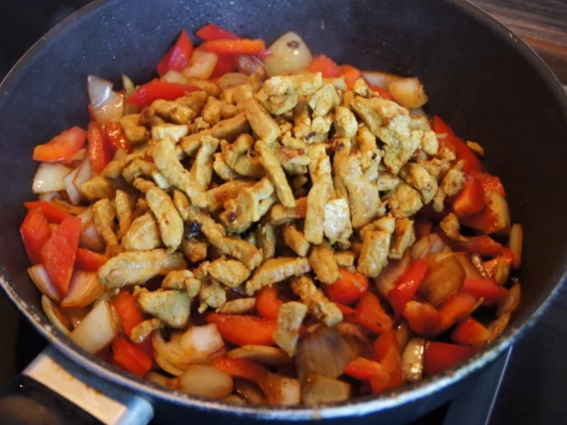 Paprika-Zwiebel-Geschnetzeltes mit Sultaninen-Reis - Rezept - Bild Nr. 1359