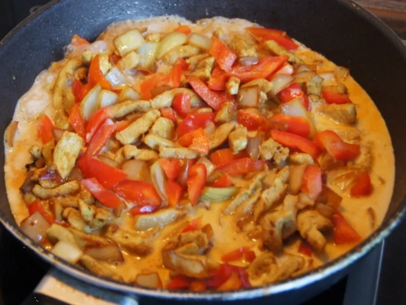 Paprika-Zwiebel-Geschnetzeltes mit Sultaninen-Reis - Rezept - Bild Nr. 1360