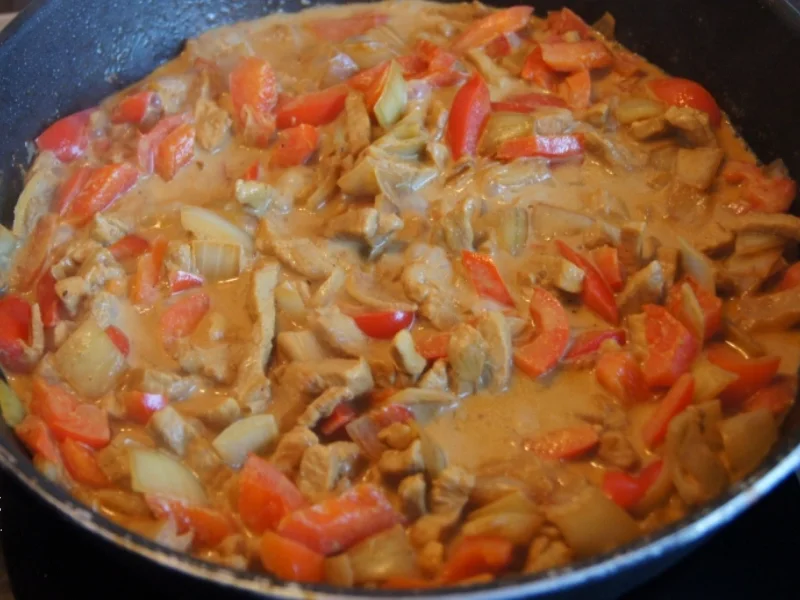 Paprika-Zwiebel-Geschnetzeltes mit Sultaninen-Reis - Rezept - Bild Nr. 1361