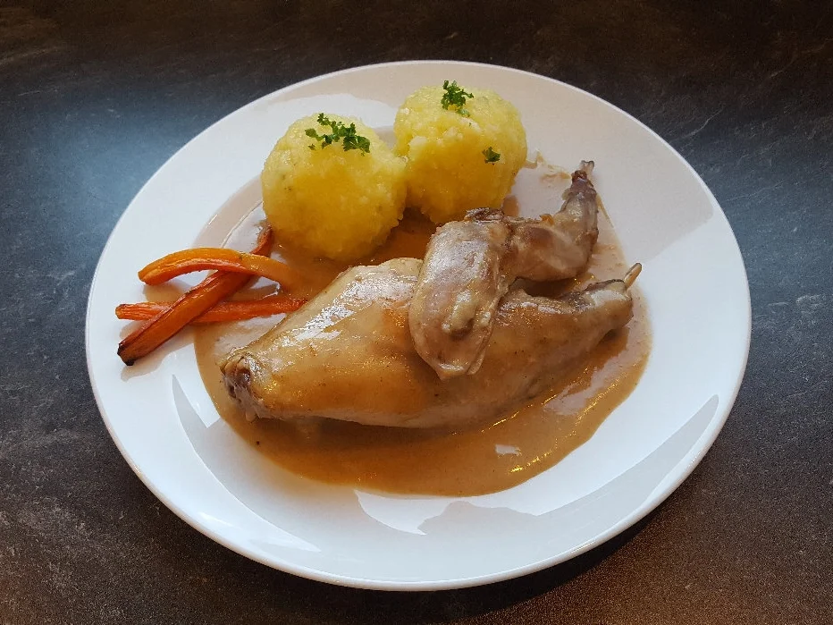 Hase auf Wurzelgemüse-Sahnesoße mit Kartoffelknödel und Ofengeröstete Karotten - Rezept