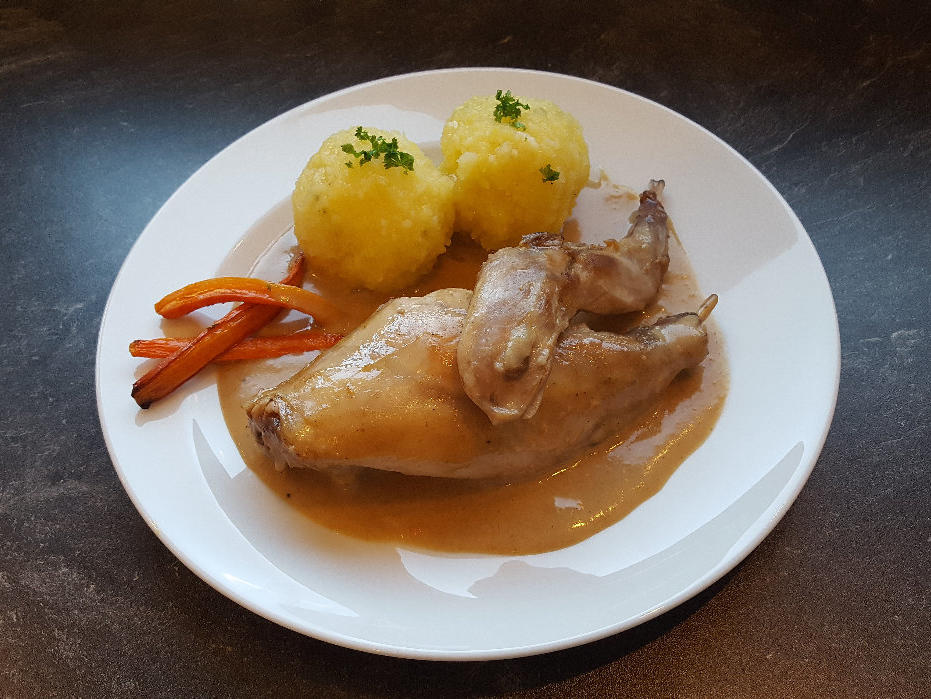 Hase auf Wurzelgemüse Sahnesoße mit Kartoffelknödel und Ofengeröstete ...