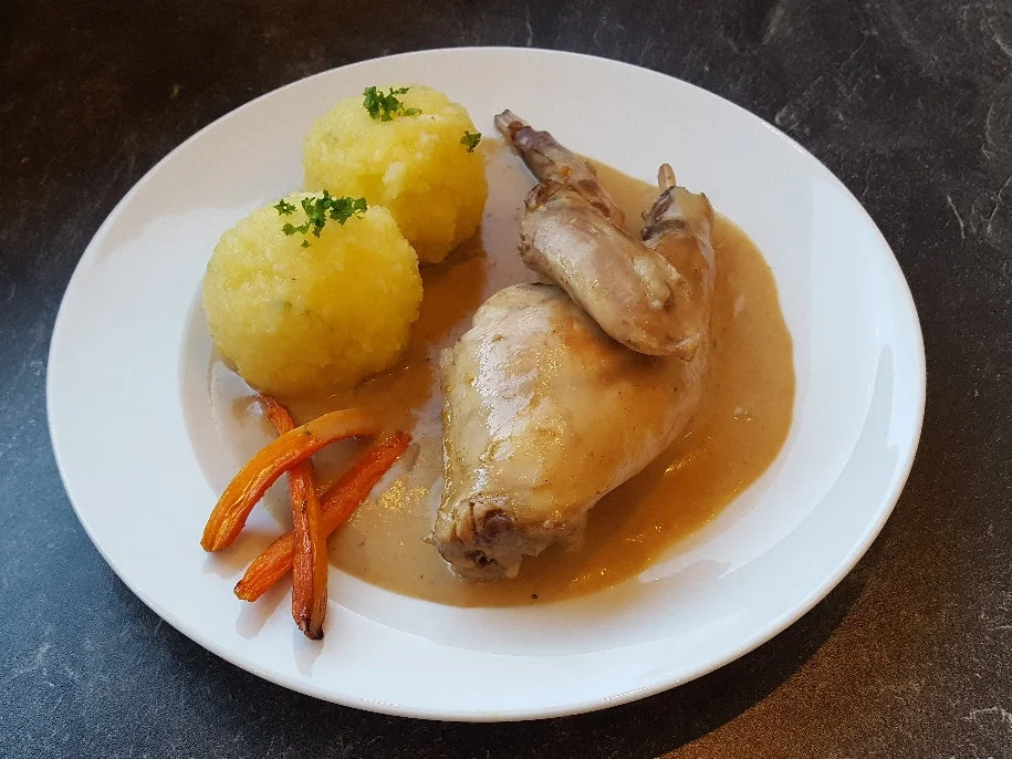Hase auf Wurzelgemüse-Sahnesoße mit Kartoffelknödel und Ofengeröstete Karotten - Rezept - Bild Nr. 2