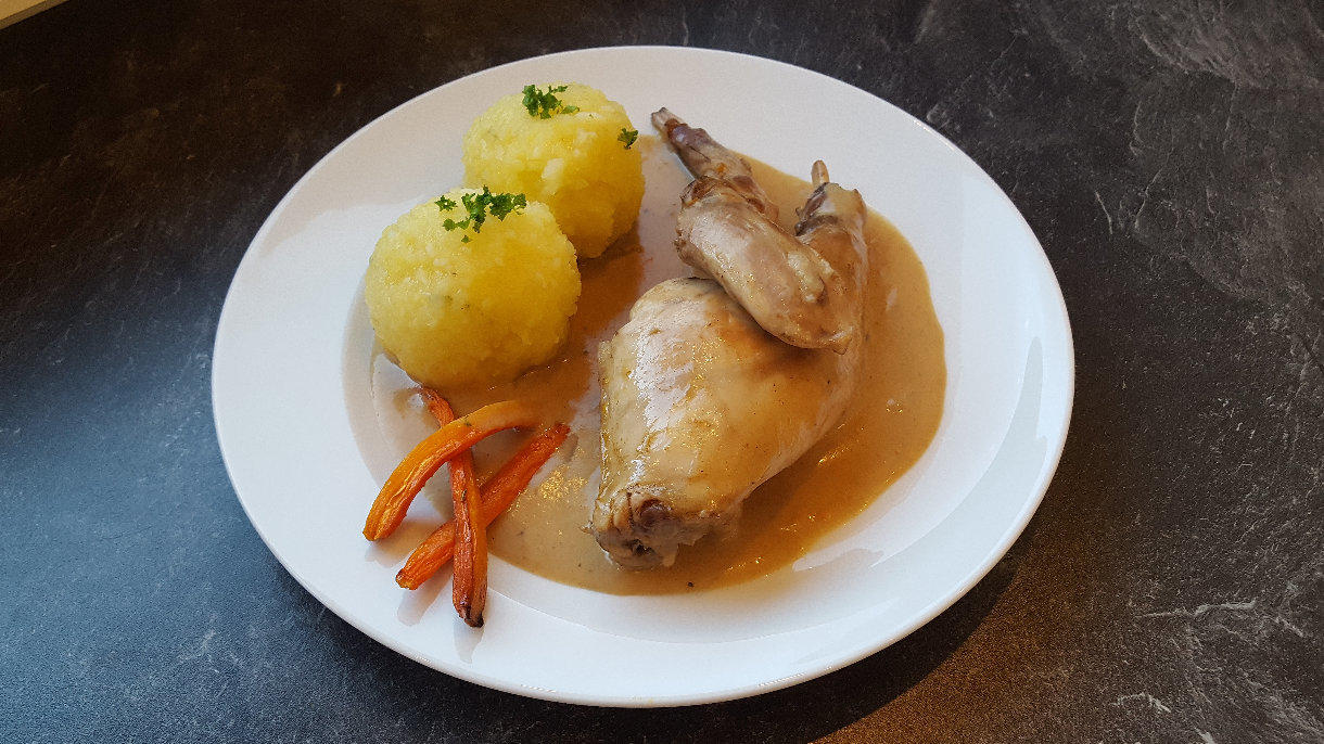 Hase auf Wurzelgemüse-Sahnesoße mit Kartoffelknödel und Ofengeröstete
Karotten - Rezept von HomemadeCuisine