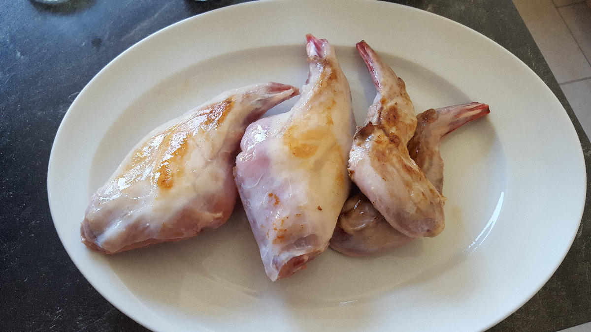Hase auf Wurzelgemüse Sahnesoße mit Kartoffelknödel und Ofengeröstete ...