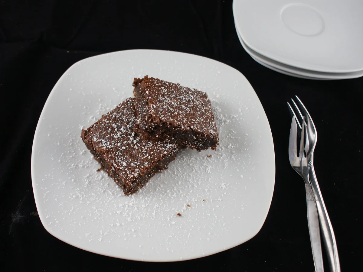 Rezept: glutenfreie Brownies mit Roter Beete und Basilikum Bild Nr. 1358 glutenfreie Brownies mit Roter Beete und Basilikum - Rezept - Bild Nr. 1358