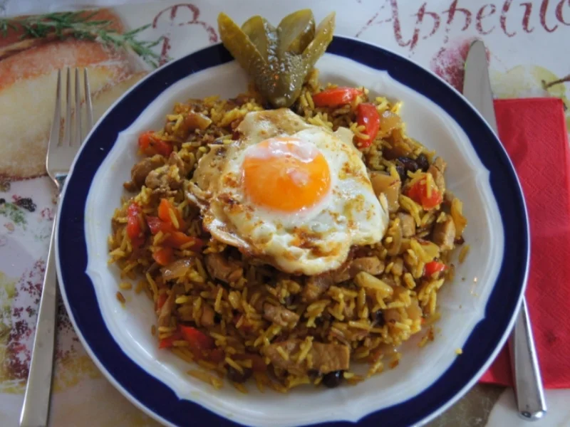 Gebratener Sultaninen-Reis mit Paprika-Zwiebel-Geschnetzelten und Spiegelei - Rezept - Bild Nr. 1365