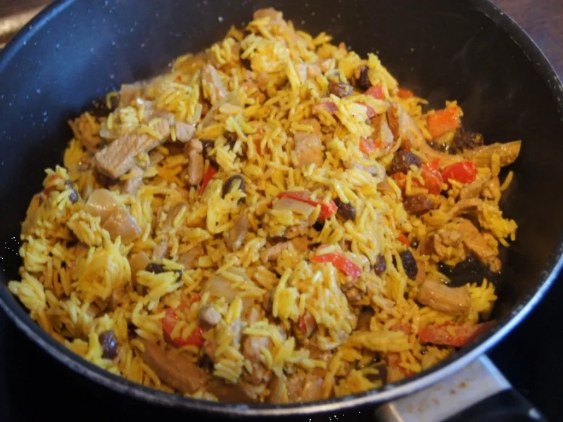 Gebratener Sultaninen-Reis mit Paprika-Zwiebel-Geschnetzelten und Spiegelei - Rezept - Bild Nr. 1366