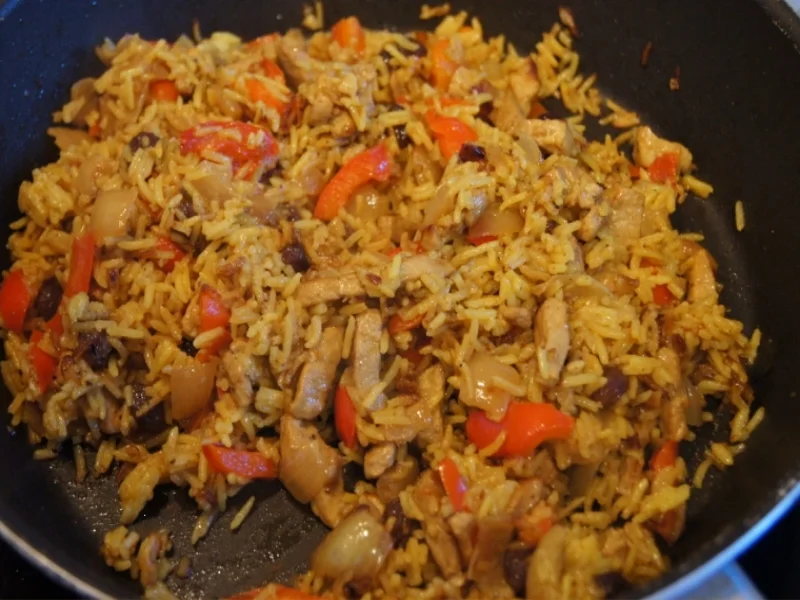 Gebratener Sultaninen-Reis mit Paprika-Zwiebel-Geschnetzelten und Spiegelei - Rezept - Bild Nr. 1367