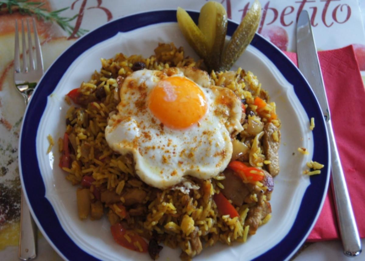 Gebratener Sultaninen-Reis mit Paprika-Zwiebel-Geschnetzelten und Spiegelei - Rezept