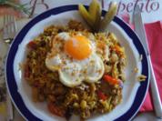 Gebratener Sultaninen-Reis mit Paprika-Zwiebel-Geschnetzelten und Spiegelei - Rezept